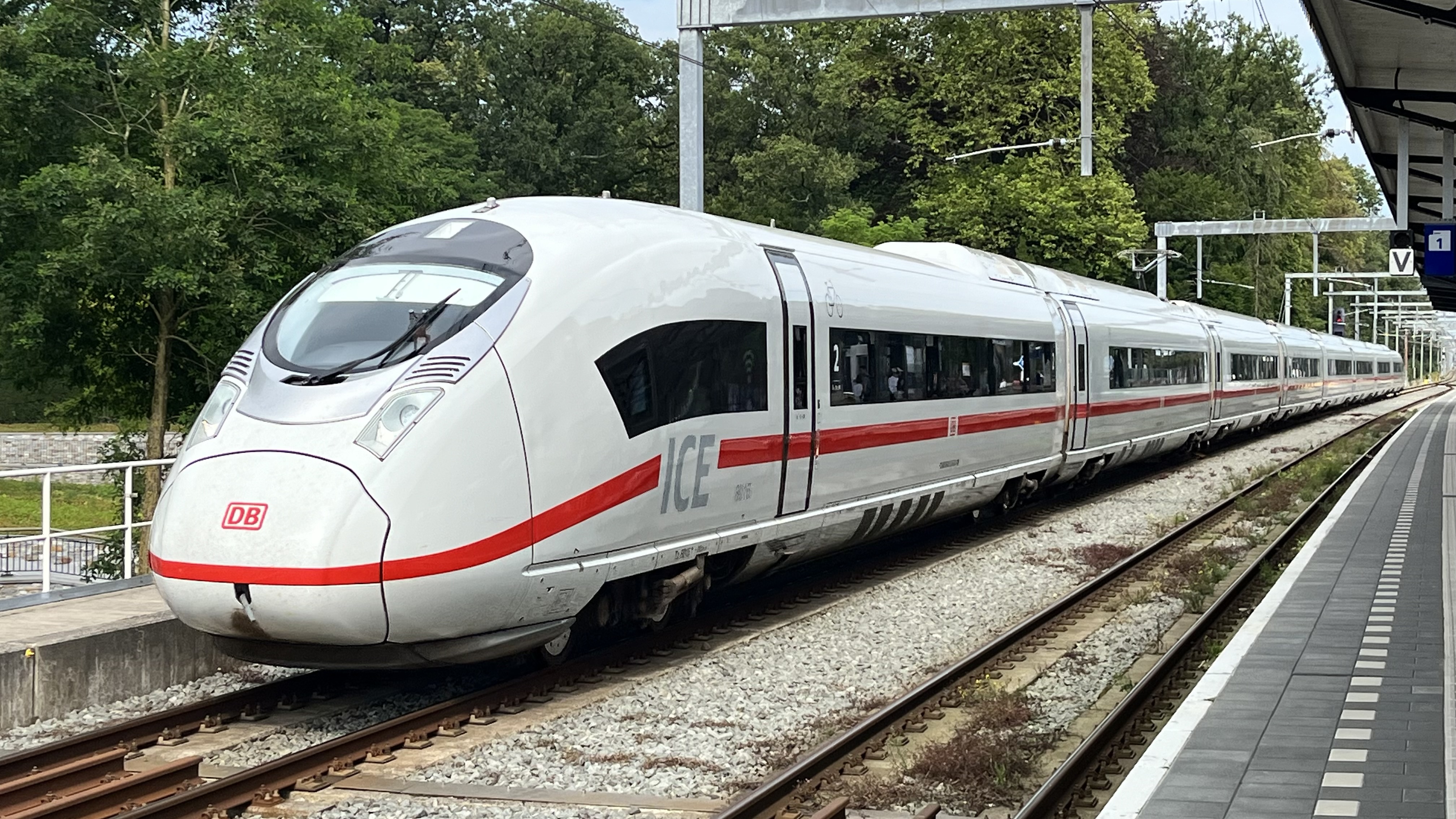 Baureihe 408/ICE3neo am Bahnsteig